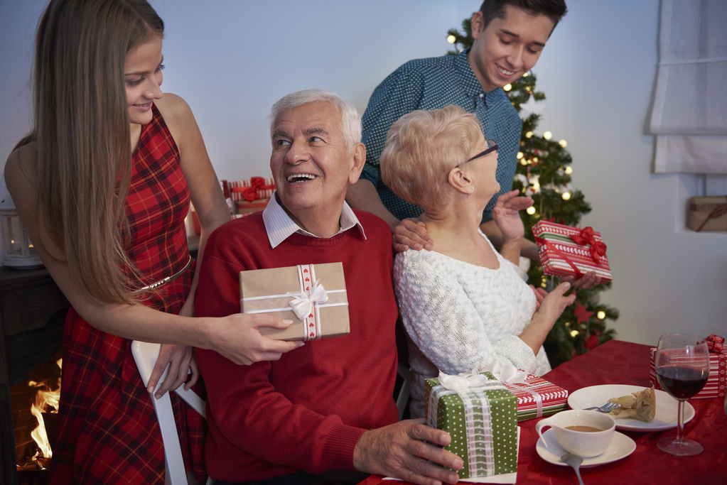 Abuelos y jóvenes compartiendo durante actividades de Navidad en residencias