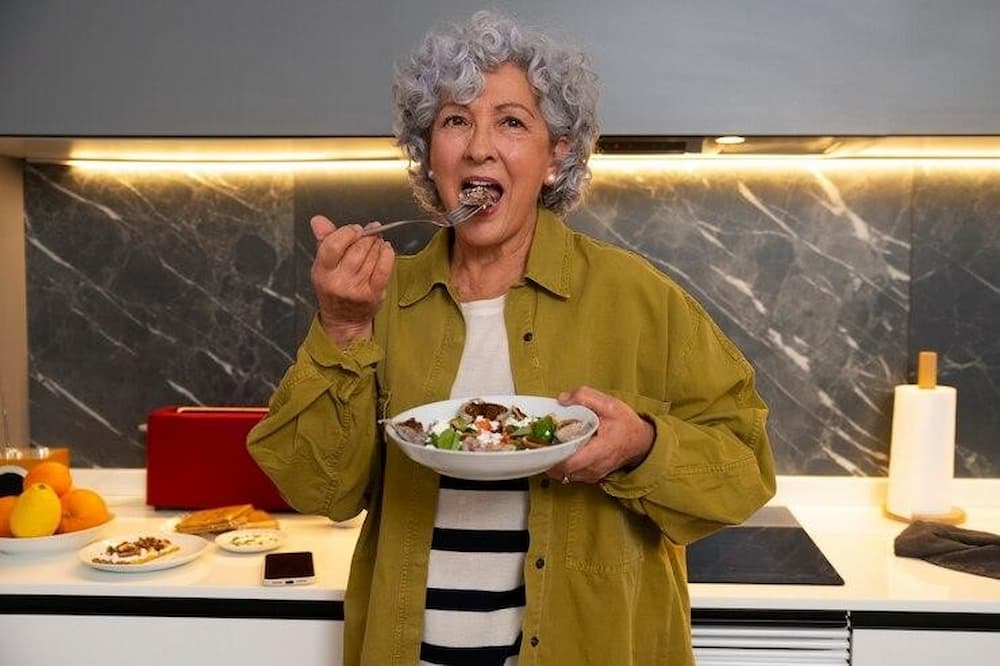 Adulta mayor disfrutando los beneficios de una dieta rica en potasio