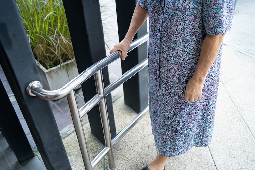Adulta mayor usando pasamos para evitar golpes en la cabeza