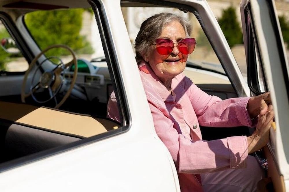 : Adulta mayor viajando en coche