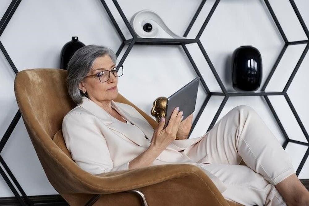 Mujer sentada mirando una Tablet