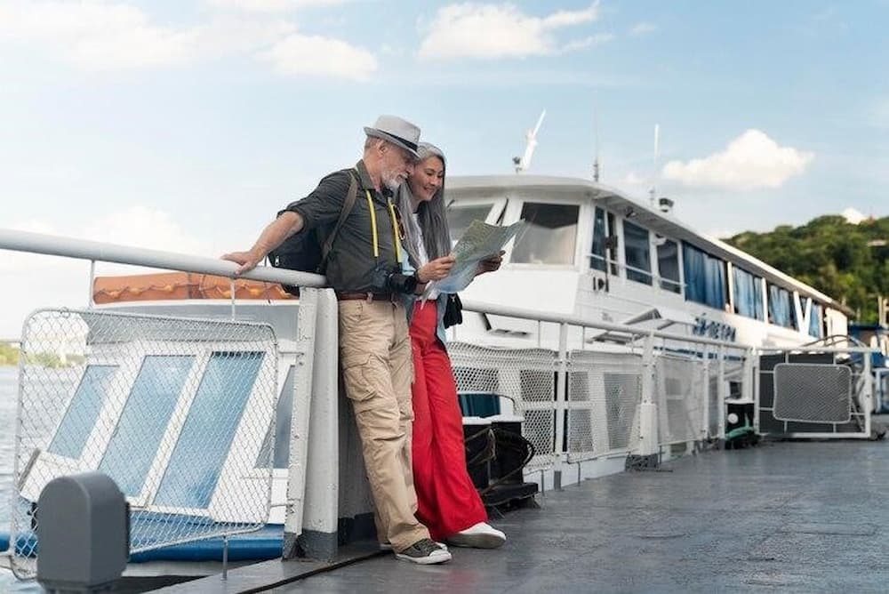 Personas mayores apunto de abordar crucero durante vacaciones