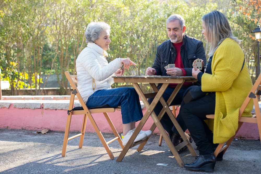 grupo de ancianos jugando a las cartas