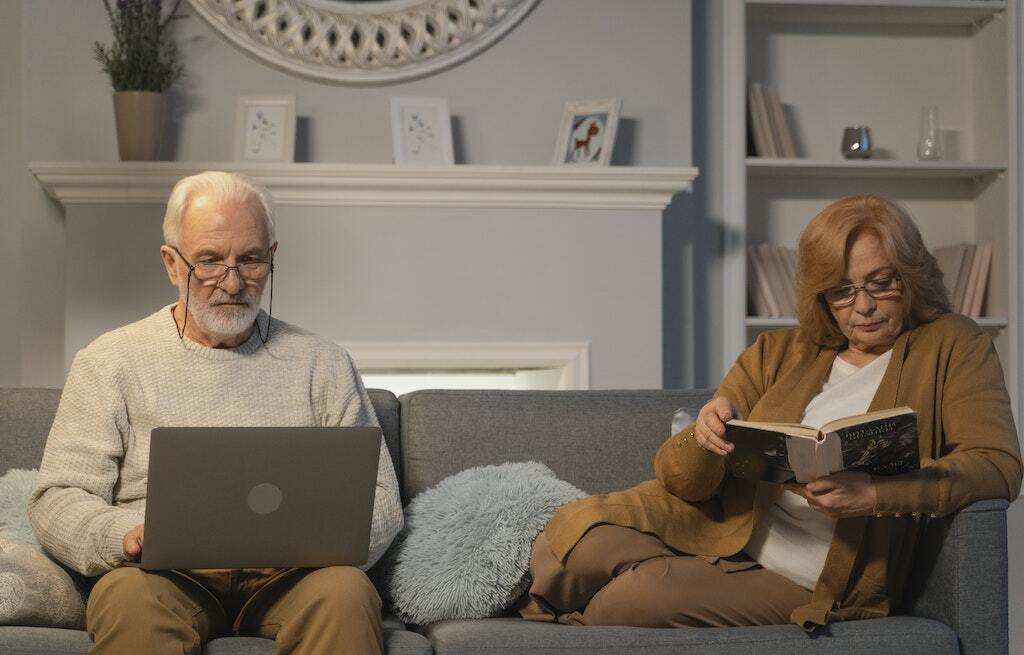 matrimonio leyendo en el sofá