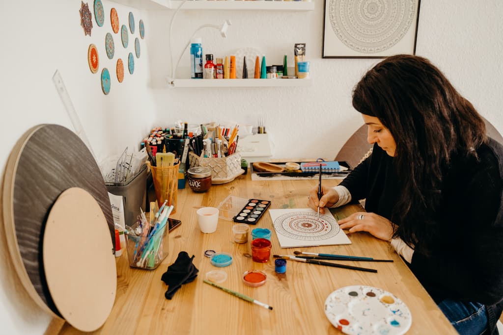 mujer coloreando mandalas