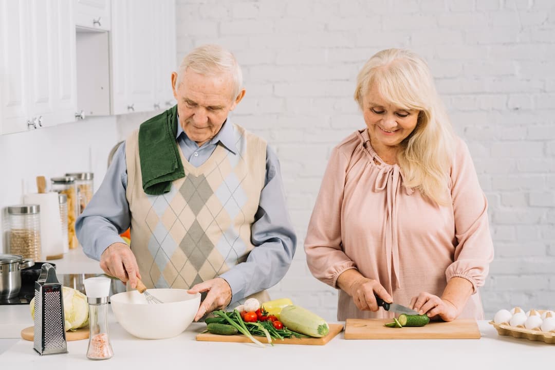 personas mayores triturando la comida