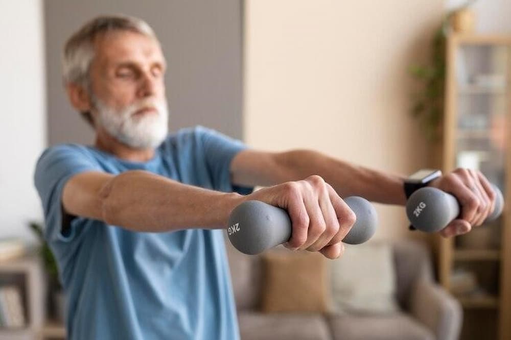 Adulto mayor haciendo ejercicio para prevenir el ictus