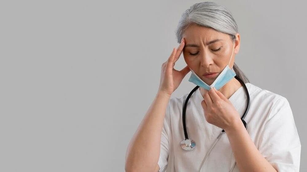 Mujer que necesita tratamiento preventivo para el ictus