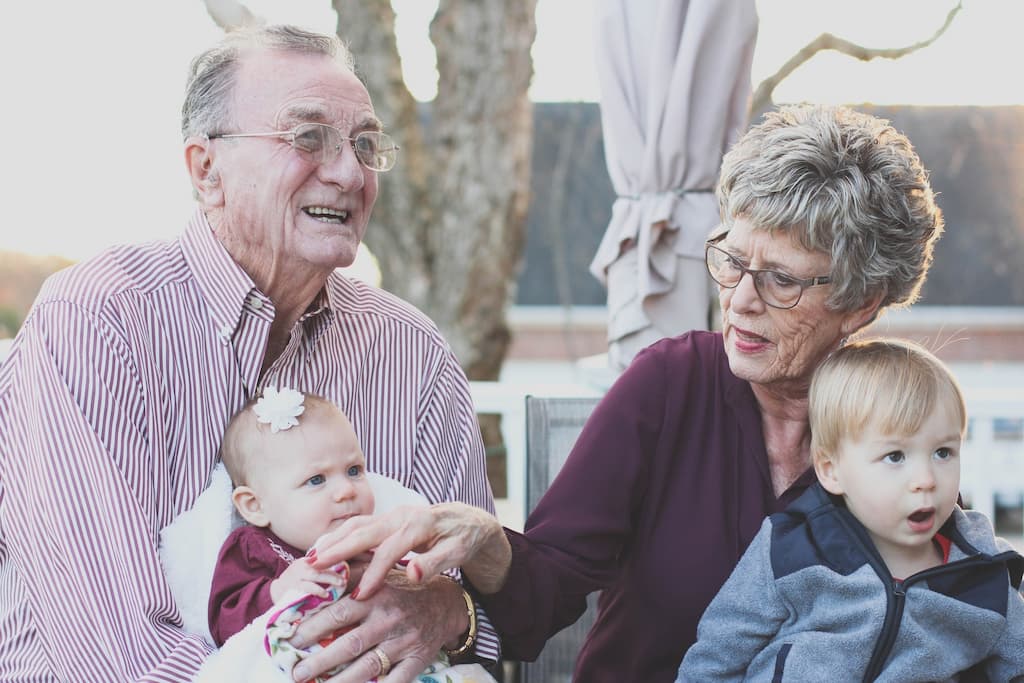 abuelos cuidando de dos niños