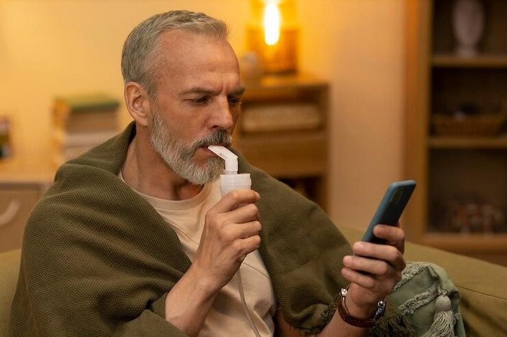 Adulto mayor informándose sobre la gripe y el resfriado