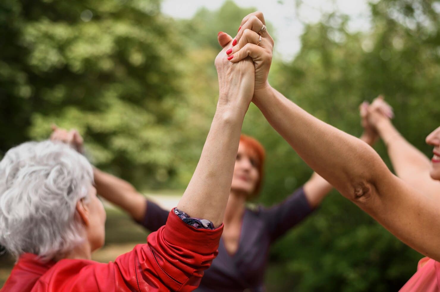 personas mayores participando en una dinámica de grupo