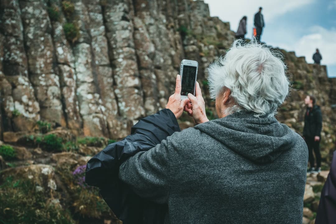 hombre mayor haciendo una fotografía