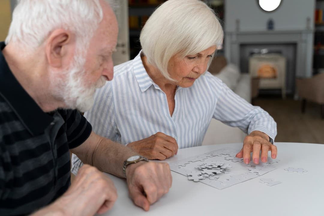 personas mayores jugando a un juego de memoria