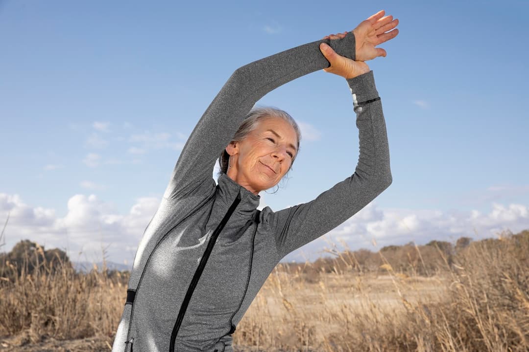 mujer practicando una de las actividades para tener un envejecimiento activo