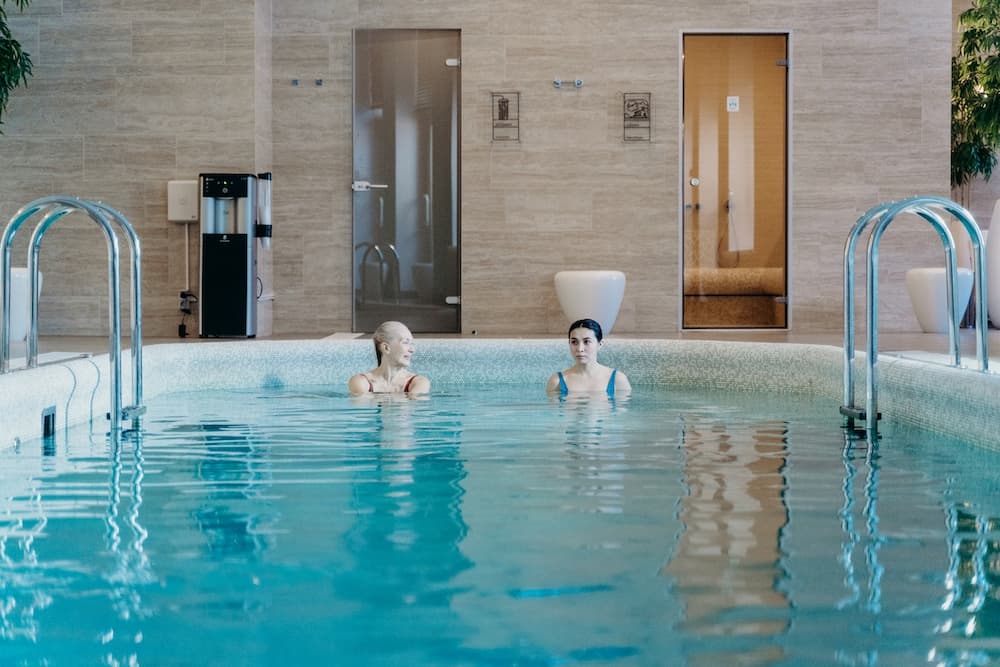 Mujeres relajadas en la piscina