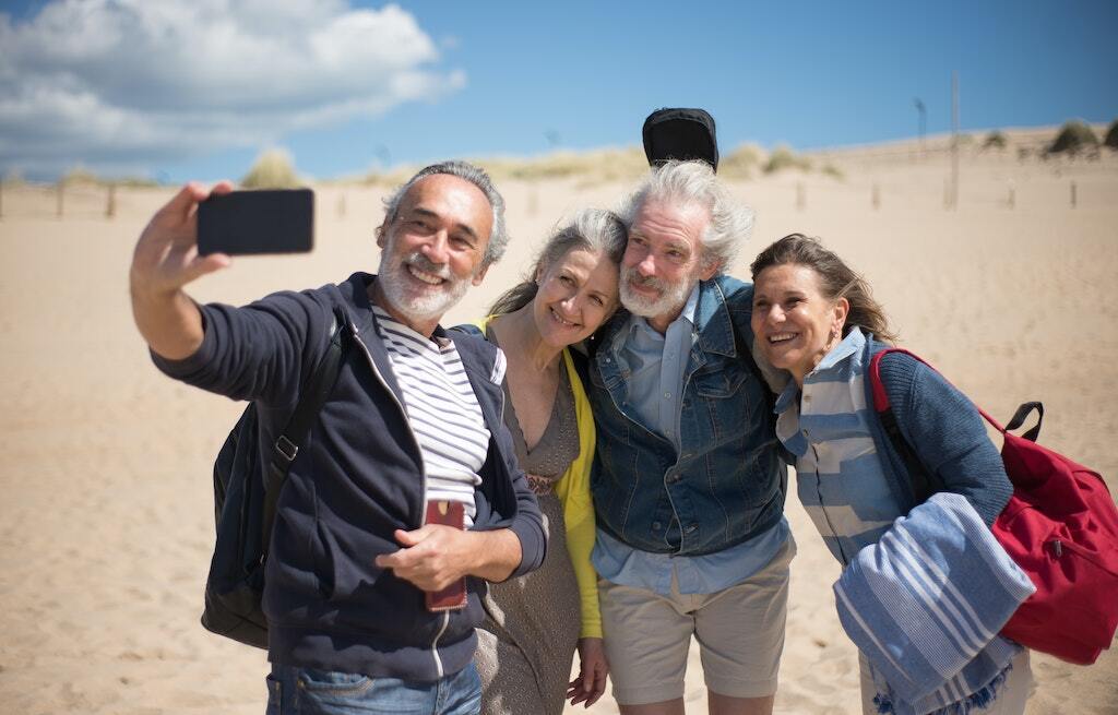 señores mayores haciéndose una foto en un viaje del inserso