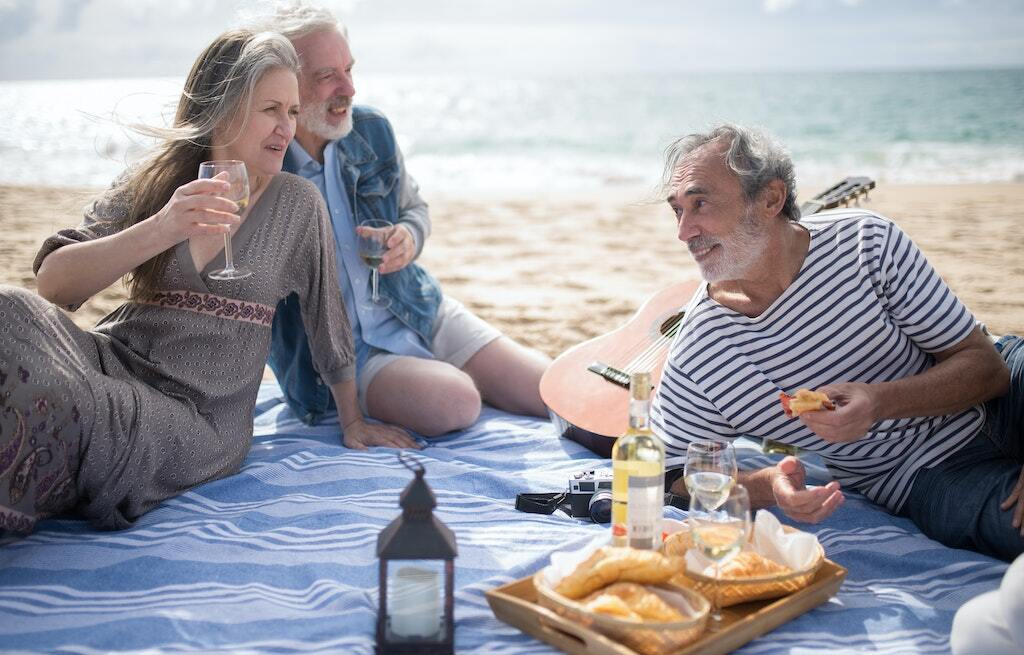 personas mayores picnic en la playa