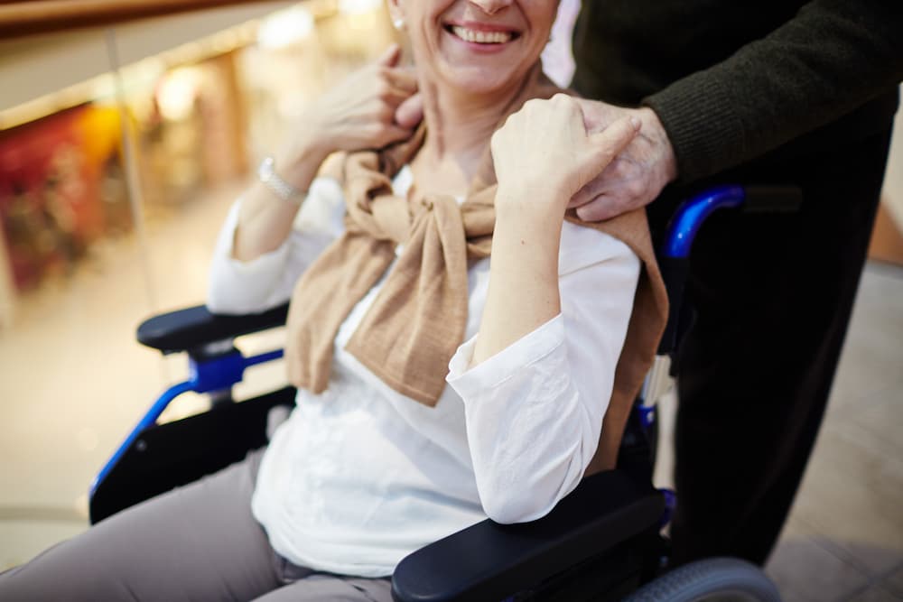 Pareja de ancianos realizando actividades de terapia ocupacional.