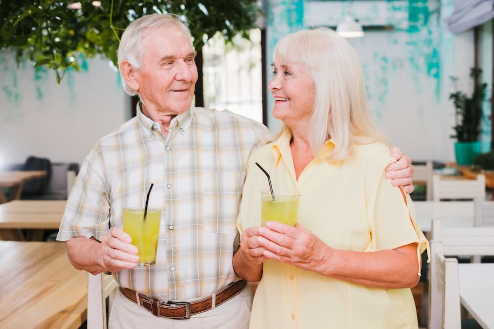 Pareja de ancianos disfrutando unos batidos