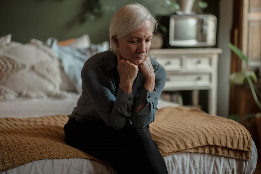 mujer pensando en la pension de viudedad