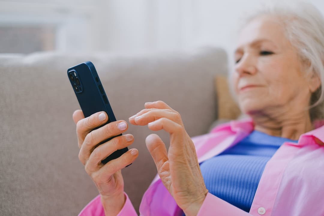 persona mayor utilizando el móvil