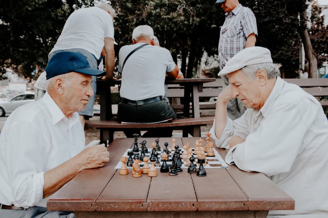 personas mayores jugando a juegos de mesa