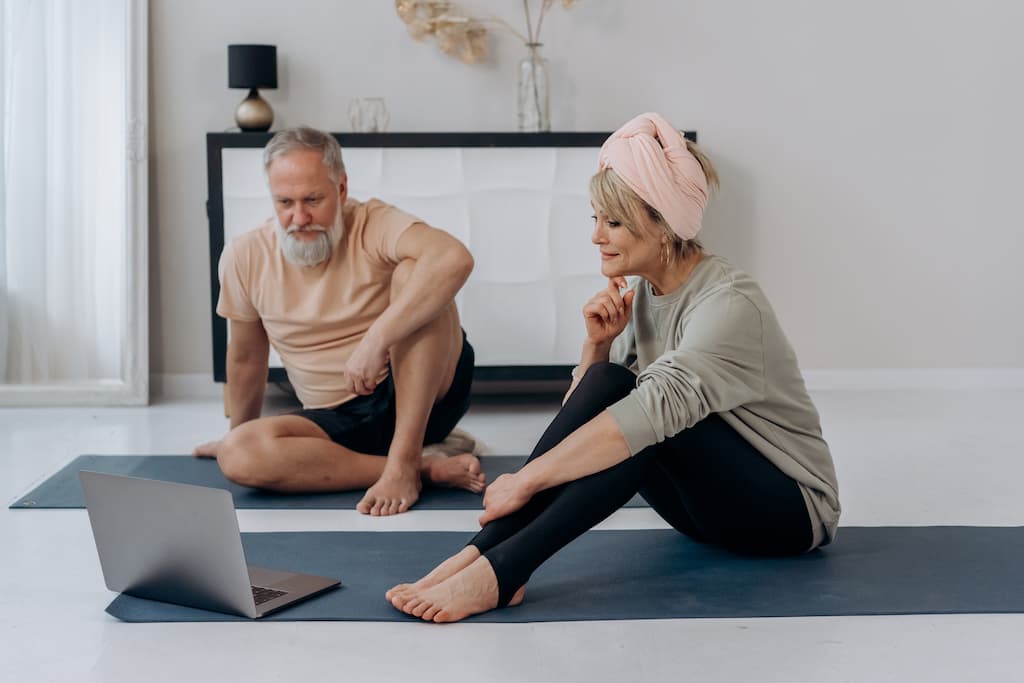 personas mayores haciendo yoga