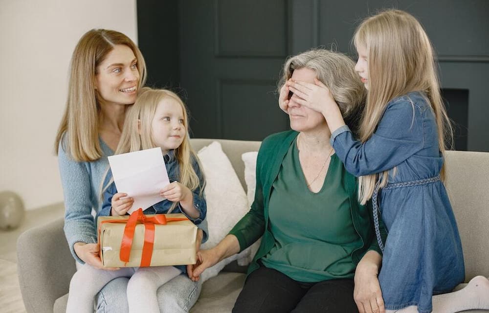 Família dándole unos regalos a la abuela.