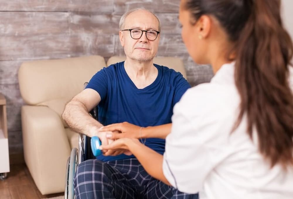 Enfermera aplicando técnicas y terapias de rehabilitación neurológica en adulto mayor