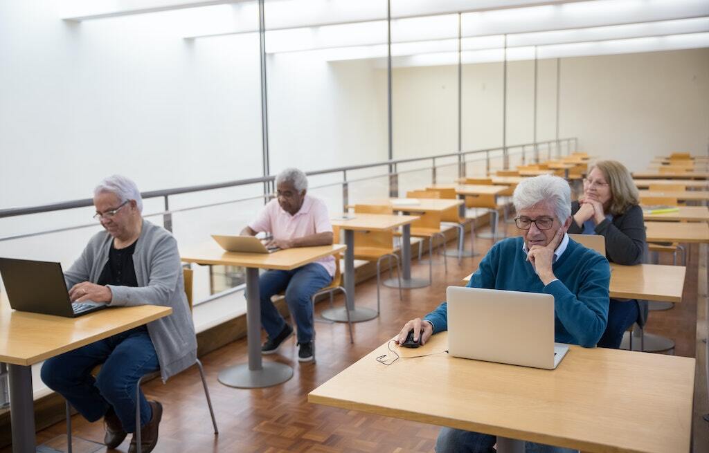 personas mayores haciendo talleres