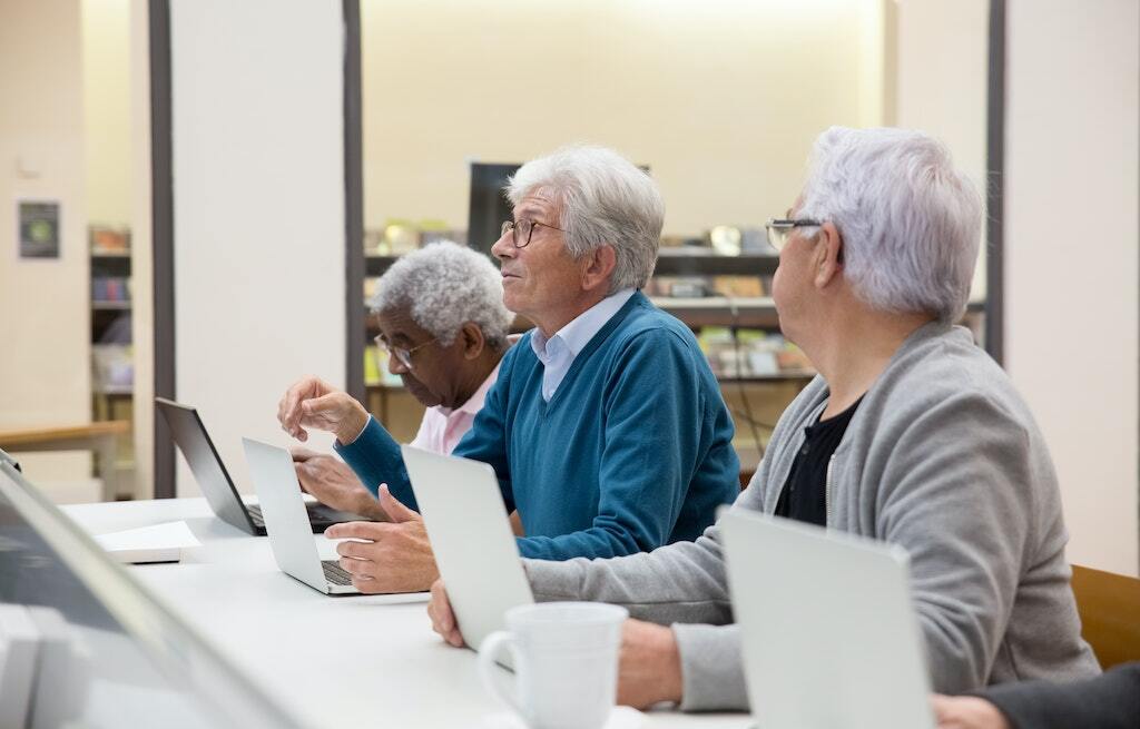 personas mayores en talleres