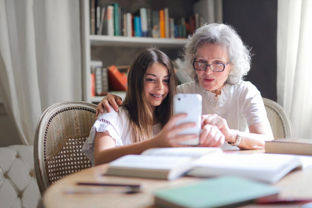 nieta y abuela usando la tecnología