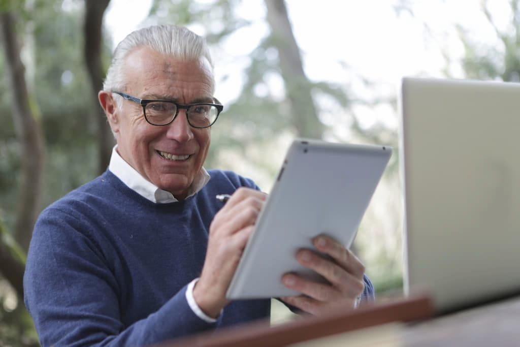 Hombre mayor con tablet