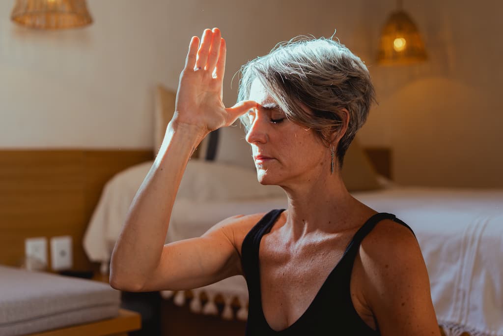 mujer mayor haciendo mindfulness