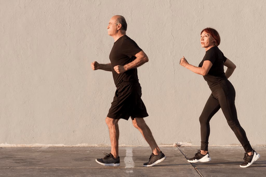 personas mayores andando deprisa