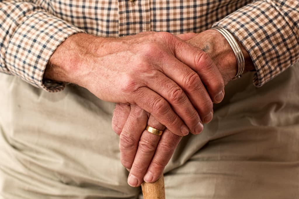 manos hinchadas persona mayor