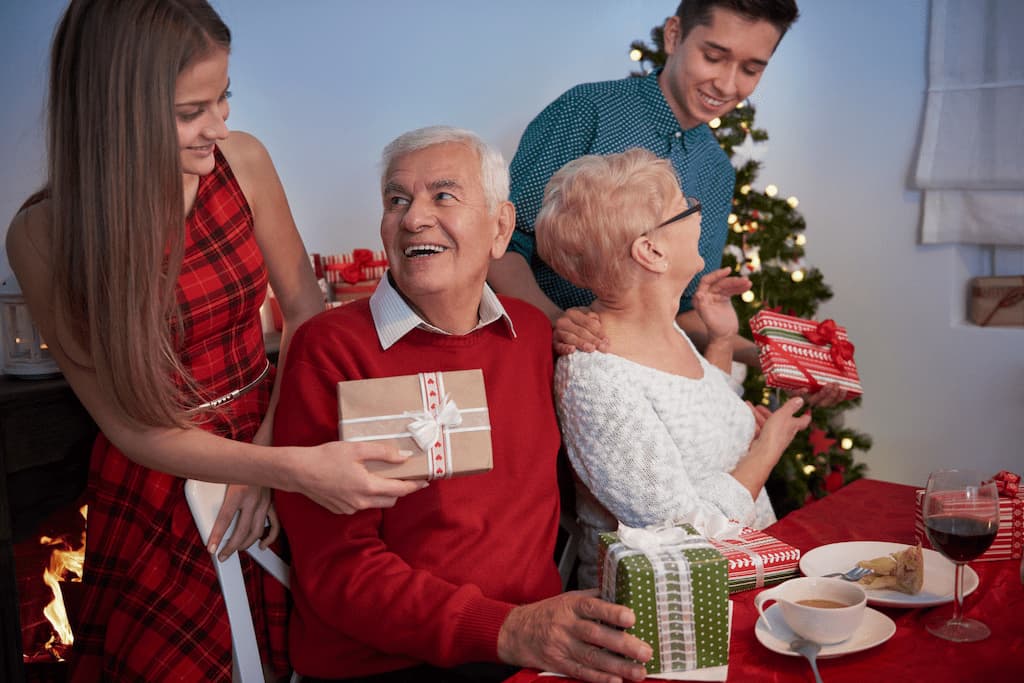 haciendo regalos a los abuelos