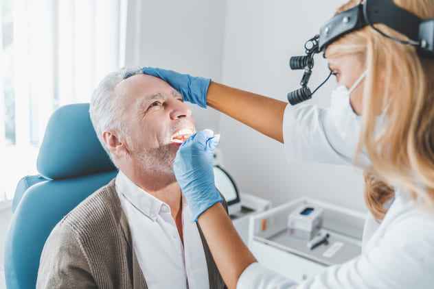 Persona mayor en el dentista