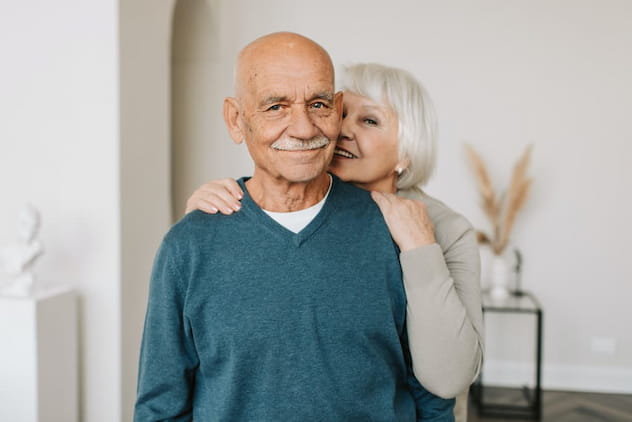 Pareja de ancianos cuidándose