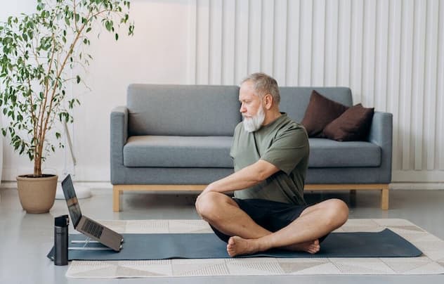 Hombre mayor haciendo pilates