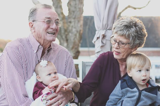 abuelos cuidando a dos niños