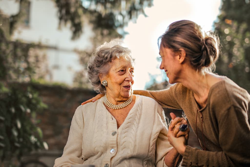 madre e hija cogidas de la mano