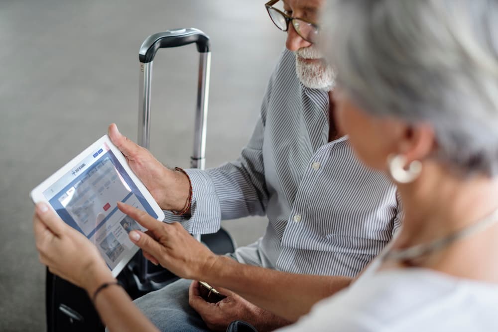 personas mayores en aeropuerto