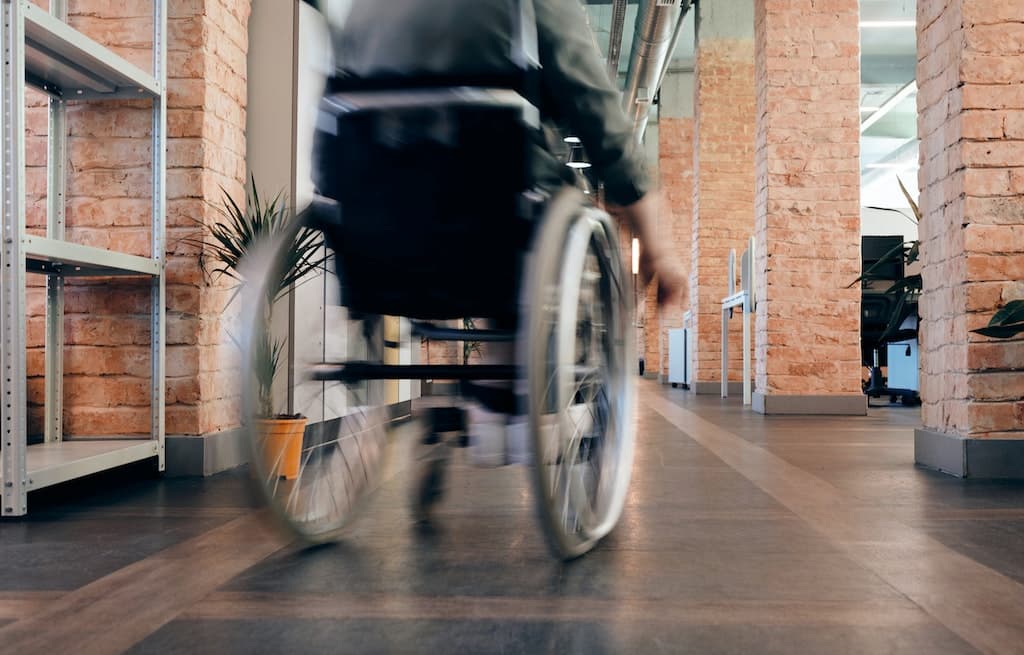 persona discapacitada votando en silla de ruedas