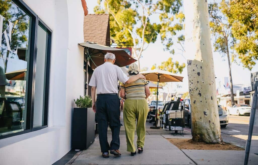 Personas mayores dando un paseo