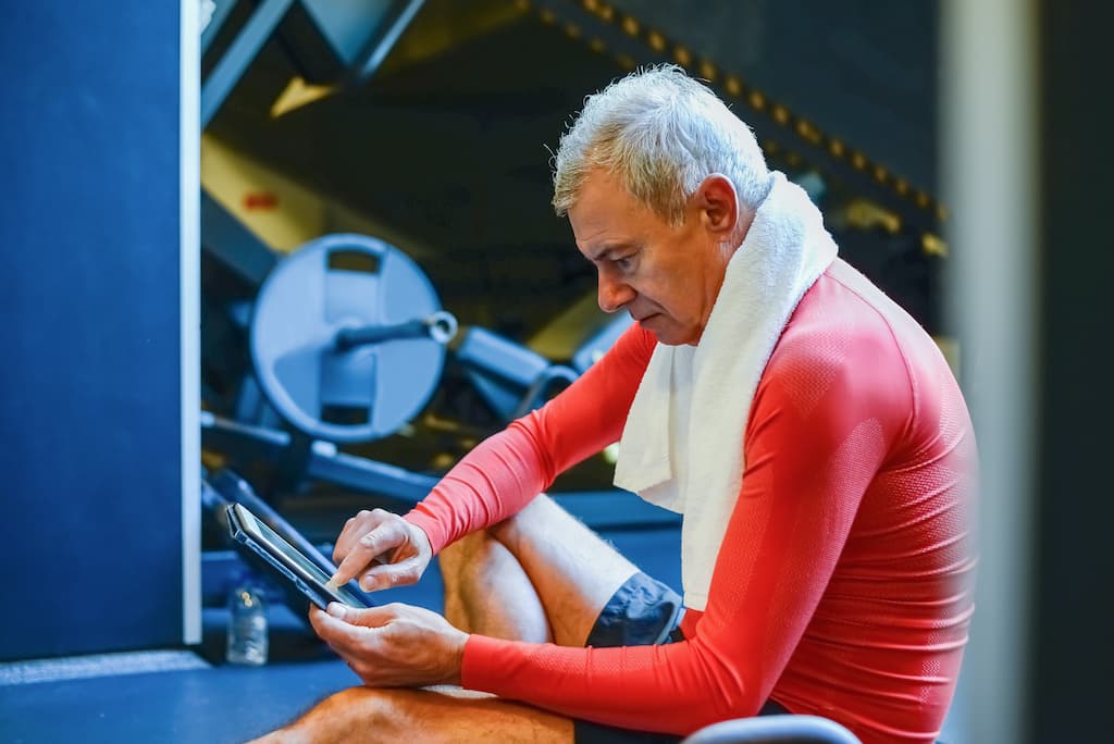 adulto mayor en el gimnaiso