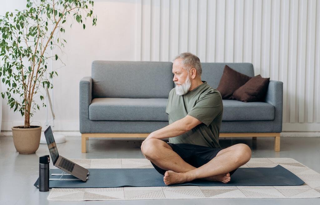 hombre mayor haciendo pilates