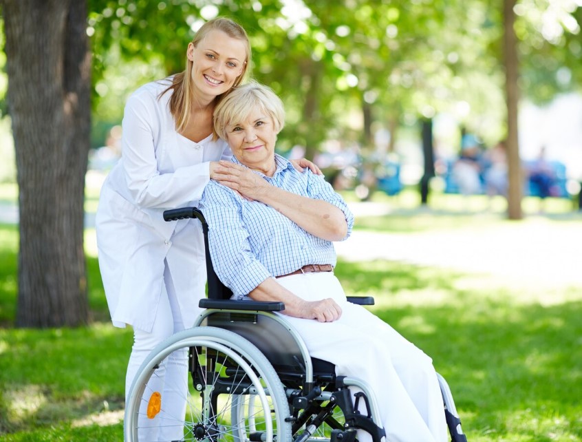 mujer en silla de ruedas acompañada