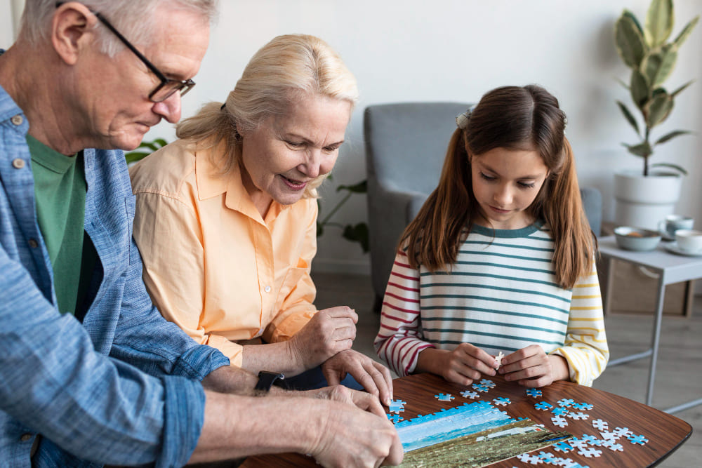 Descubre los beneficios que las actividades intergeneracionales pueden tener para nuestros mayores, ideas de actividades y dónde se suelen realizar.
