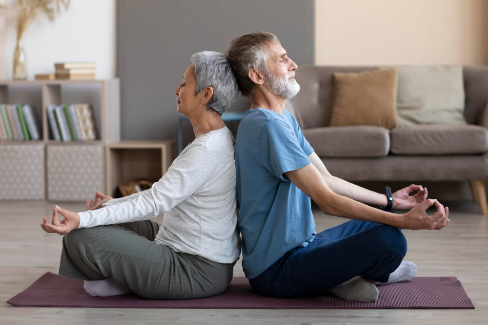 Te enseñamos los beneficios que el yoga puede tener en el adulto mayor, y algunos ejercicios recomendados que pueden hacerse en cualquier lugar.